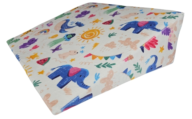 Klin antyrefluksowy Kolorowa Kraina z drukowanym futerkiem – widok boczny